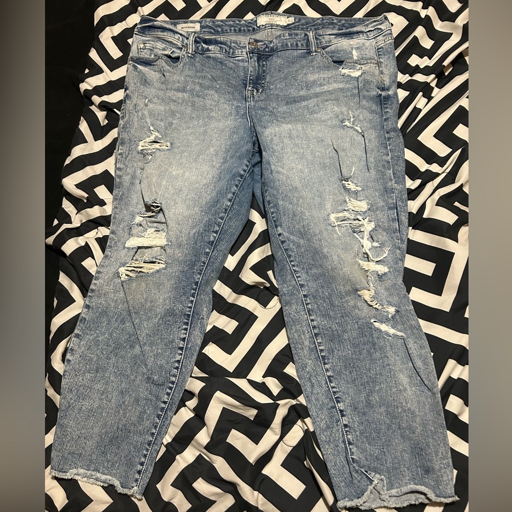 TORRID Distressed Blue Jean crops SZ 24